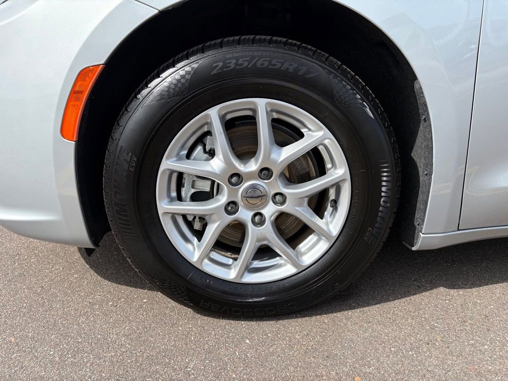 Certified 2023 Chrysler Pacifica Touring-L FWD image 11