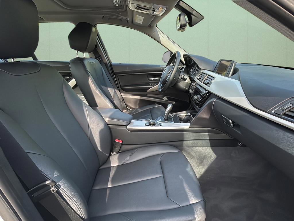 Used 2017 BMW 320i Sedan w/ Driver Assistance Package image 40