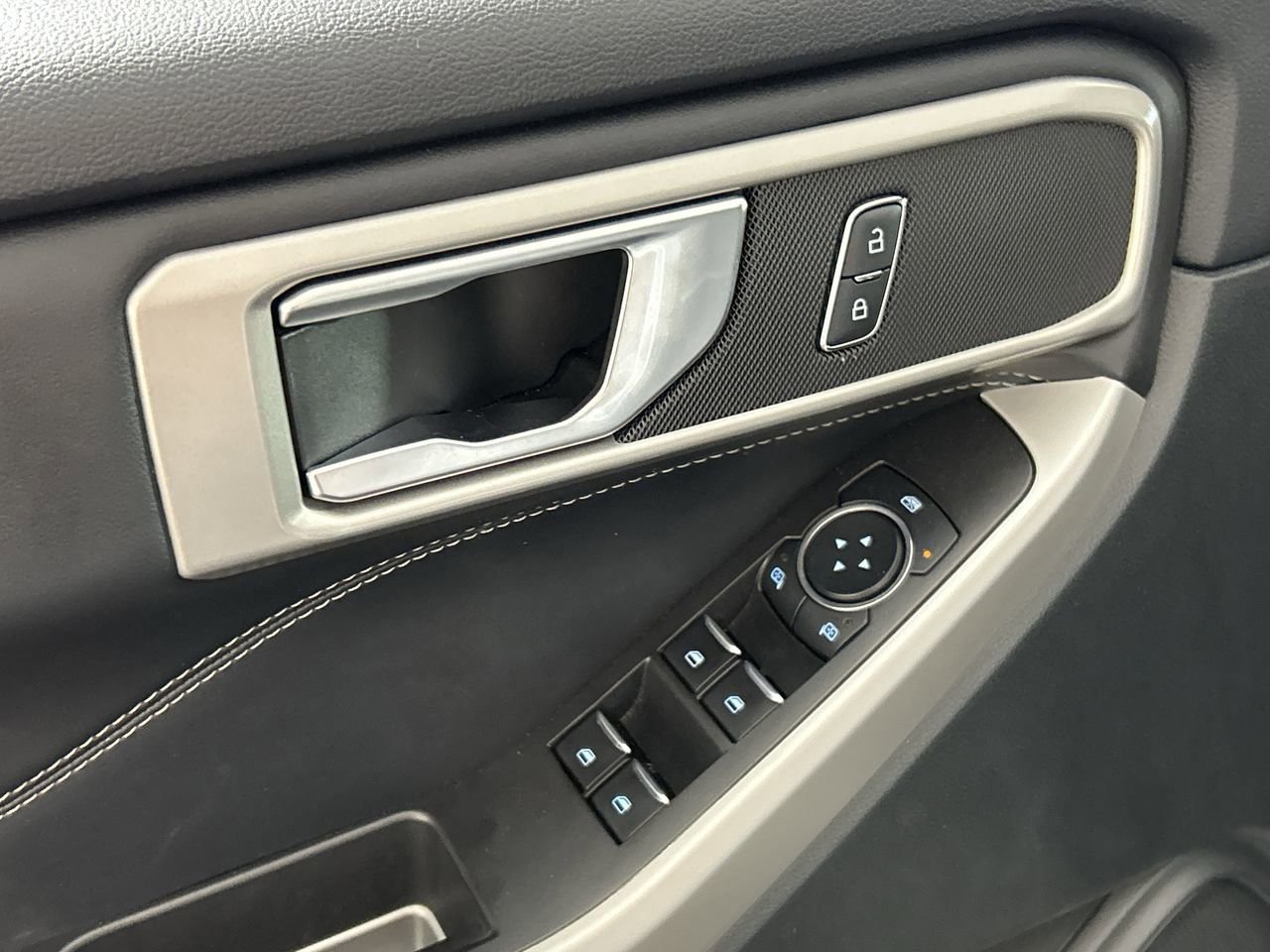 Used 2024 Ford Explorer XLT w/ Equipment Group 202A RWD image 18