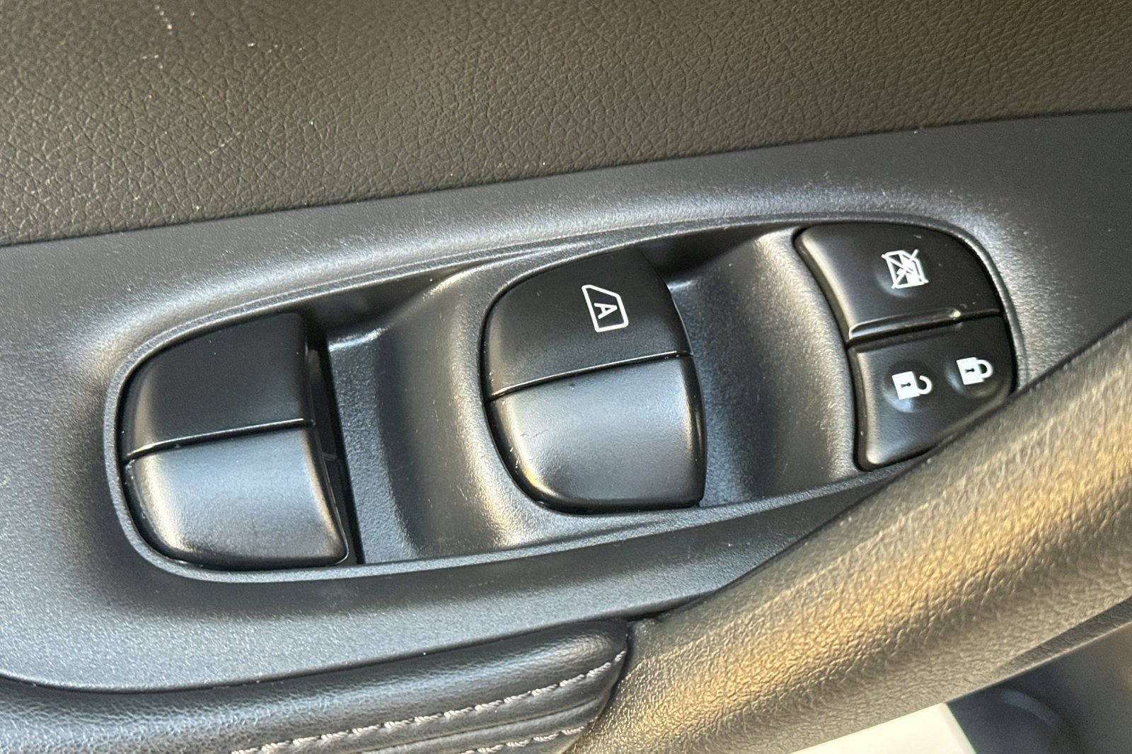 Used 2020 Nissan Rogue S image 12