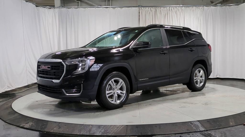 Used 2023 GMC Terrain SLE w/ Driver Convenience Package image 4