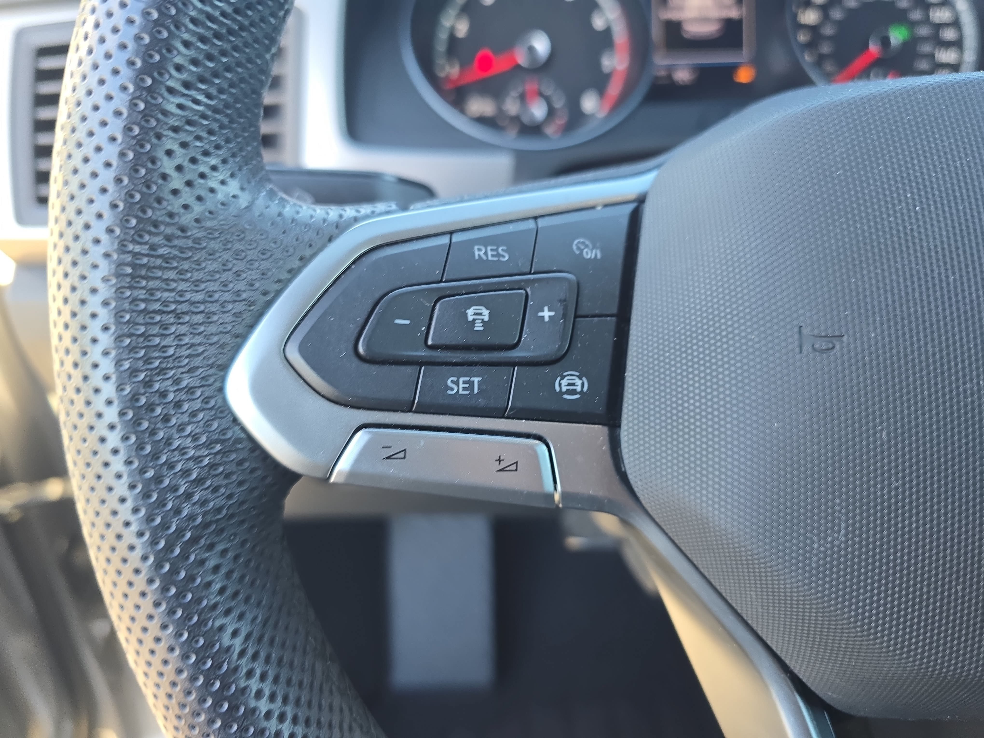 Used 2020 Volkswagen Atlas Cross Sport SE w/ Towing Package AWD/4WD image 17