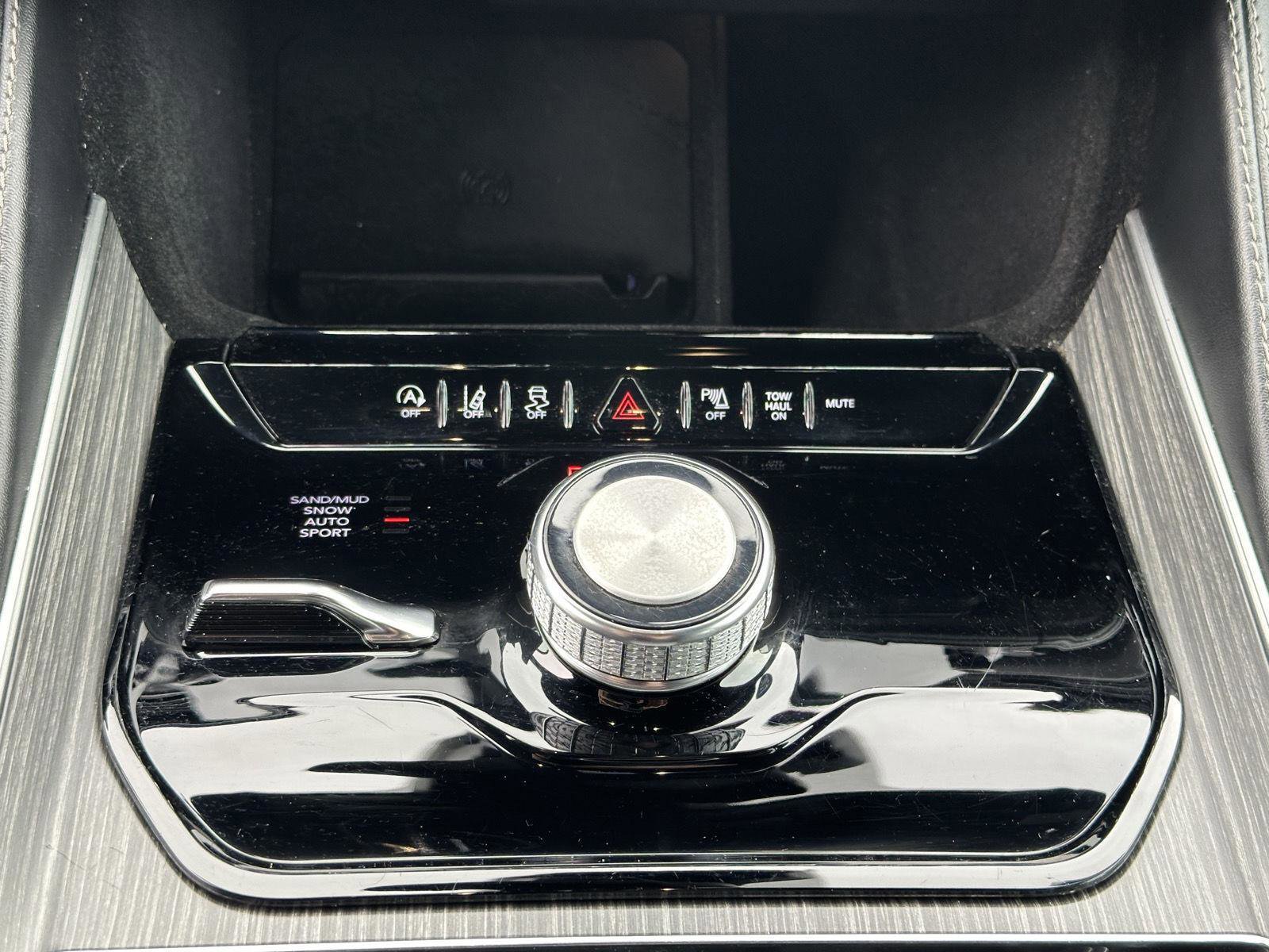 Used 2024 Jeep Wagoneer Series II w/ Flexible Seating Group image 26