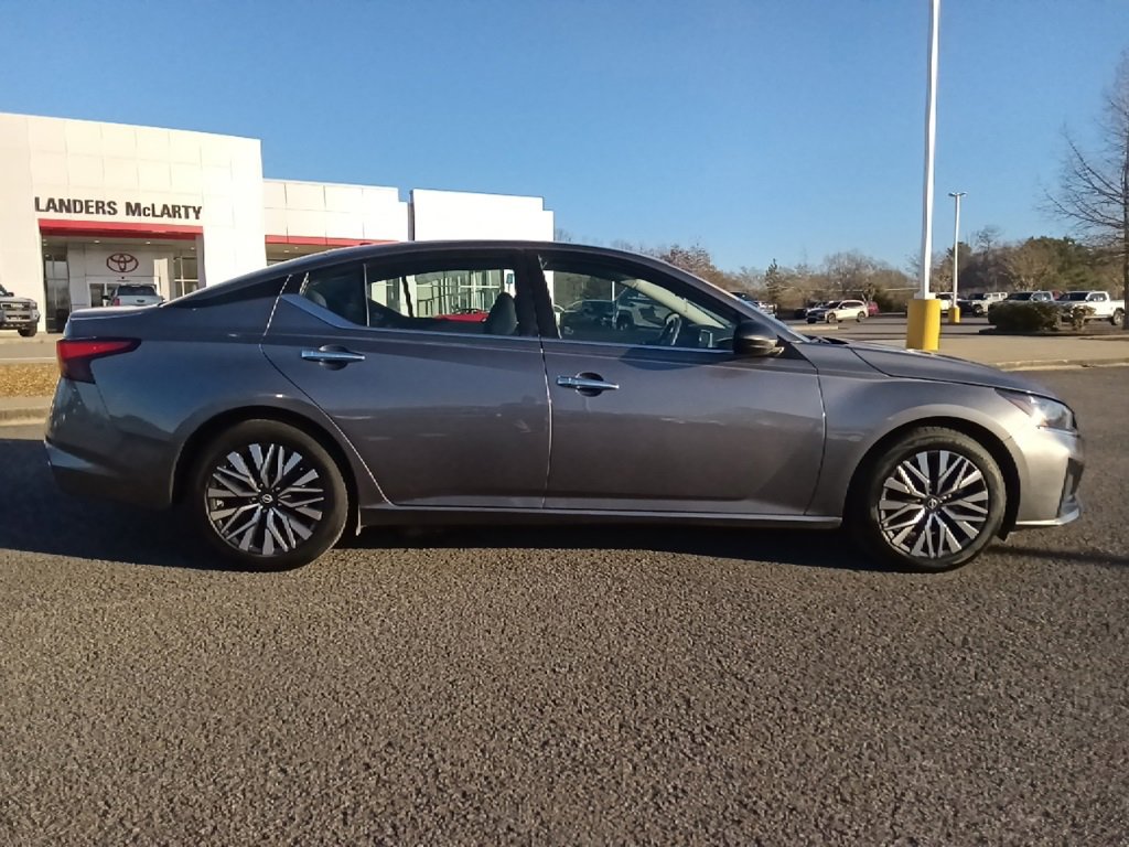 Used 2024 Nissan Altima 2.5 SV image 2
