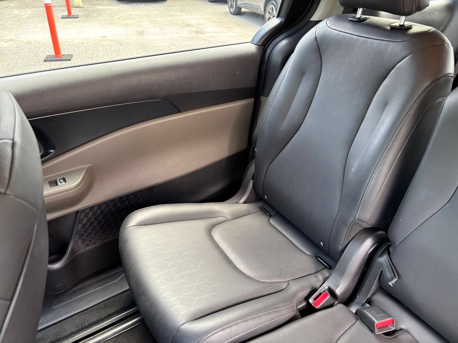 Used 2026 Kia Carnival FWD image 42