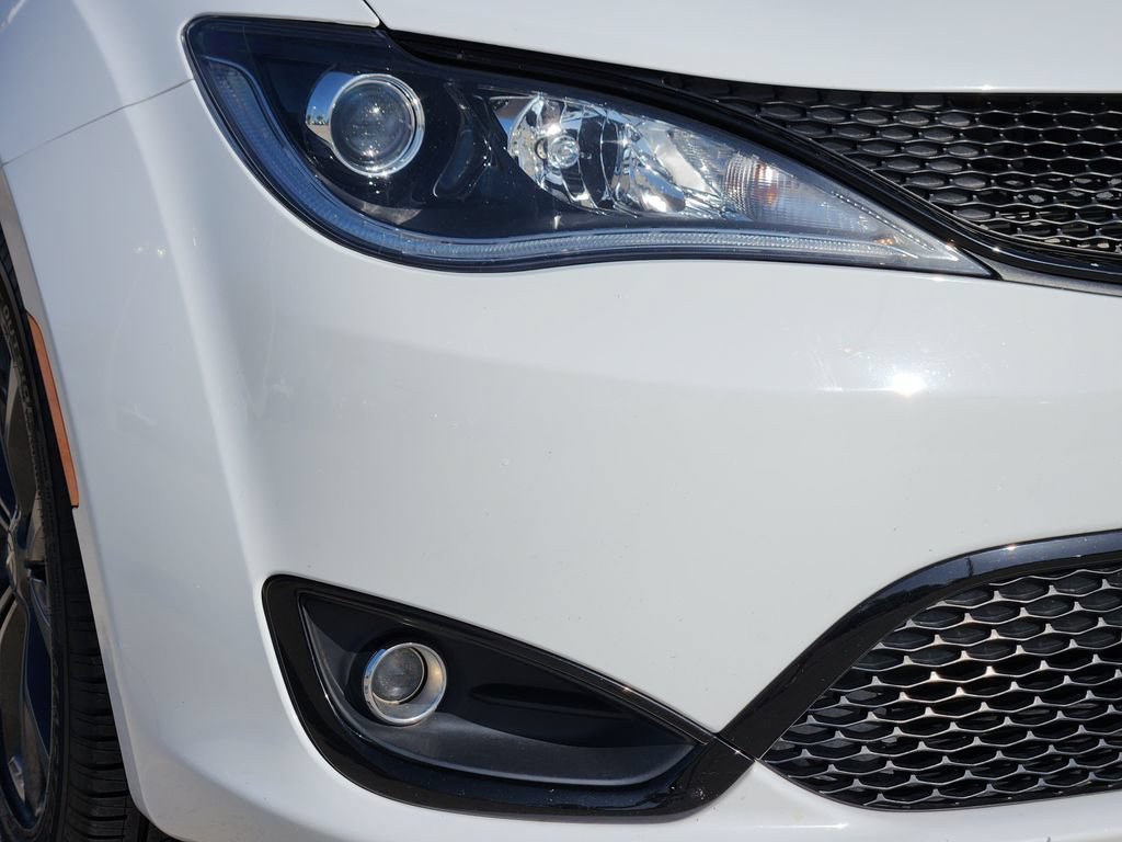 Used 2020 Chrysler Pacifica Touring w/ S Appearance Package FWD image 9