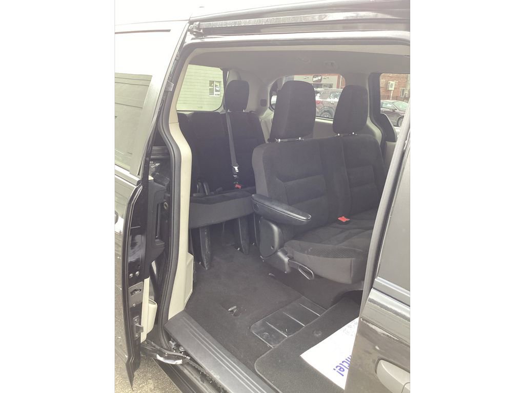 Used 2019 Dodge Grand Caravan SE w/ UConnect Hands-Free Group image 39