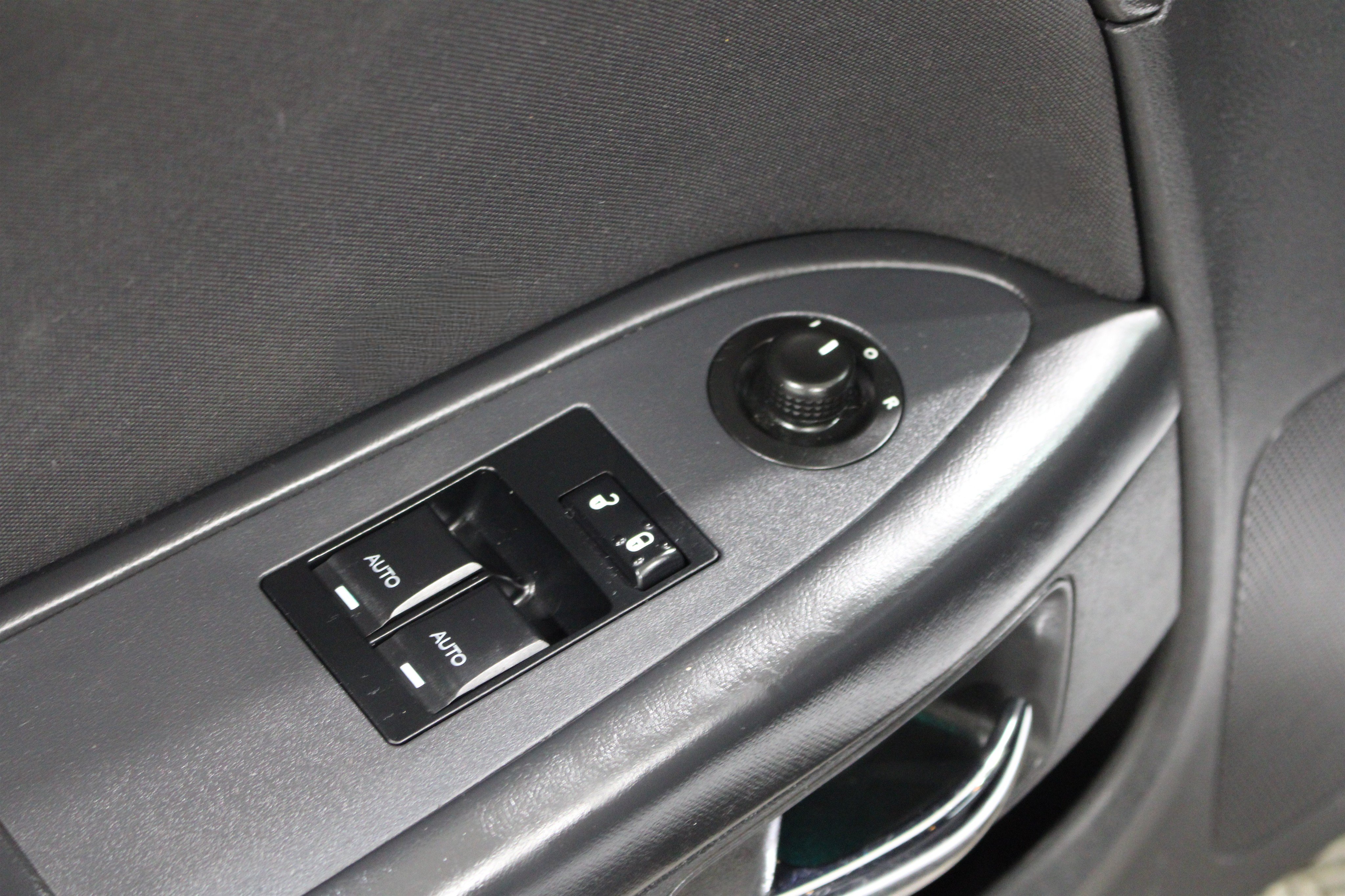 Used 2014 Dodge Challenger SXT RWD image 7