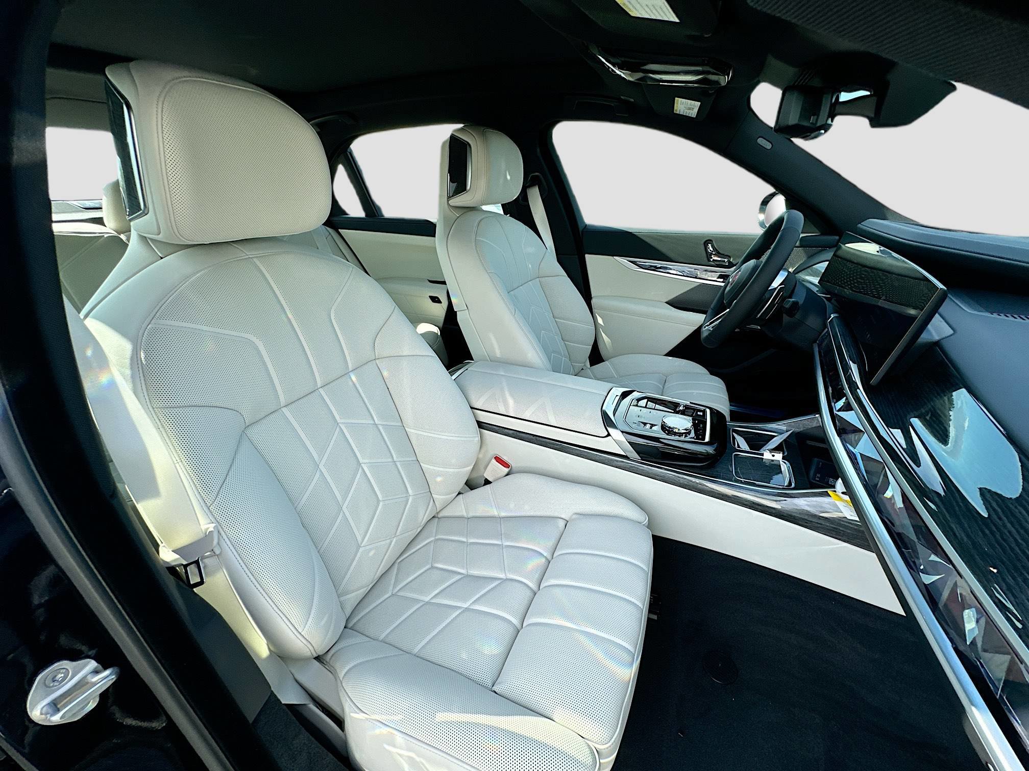 New 2026 BMW 750e xDrive image 24