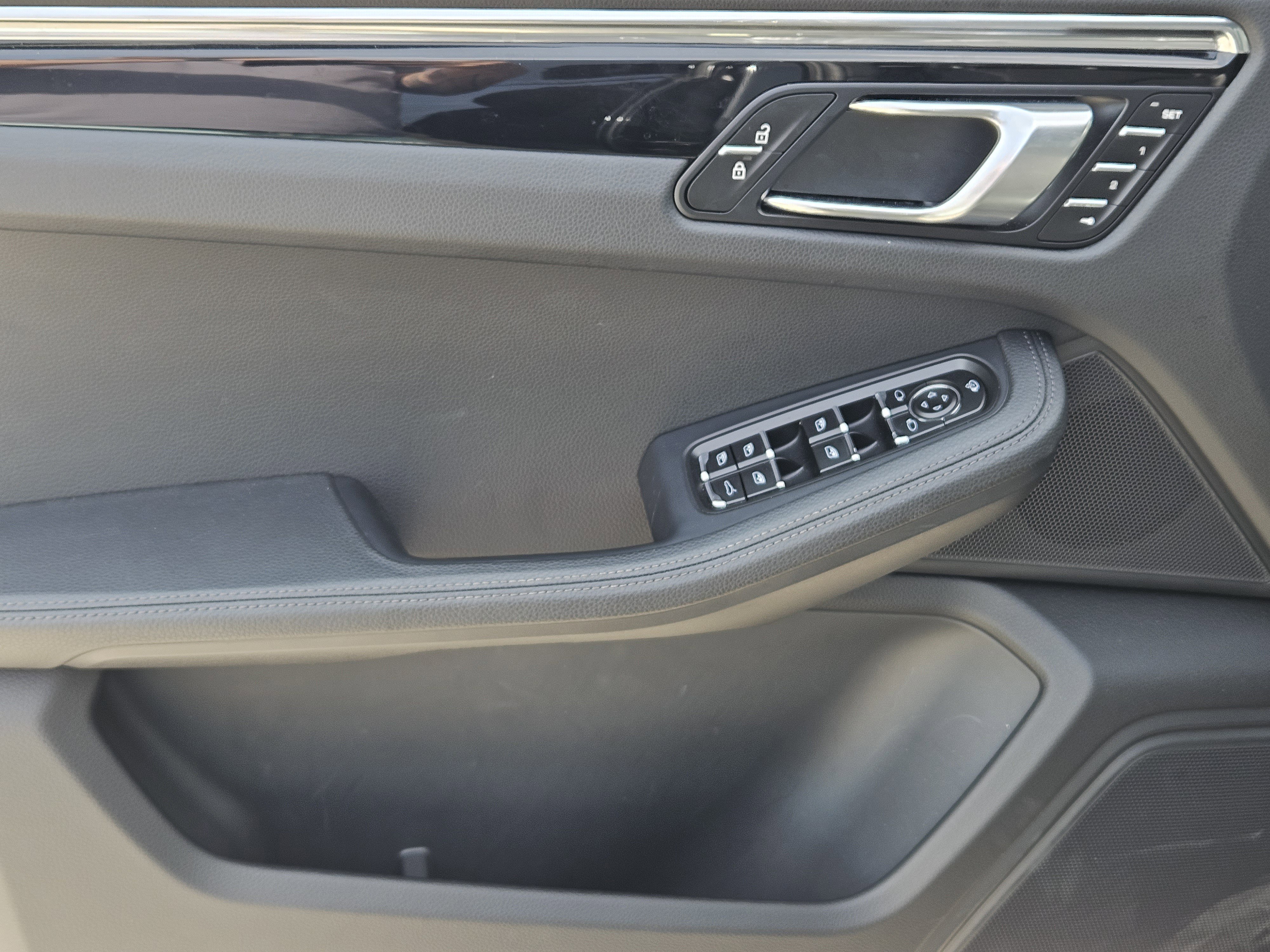 Certified 2025 Porsche Macan image 22