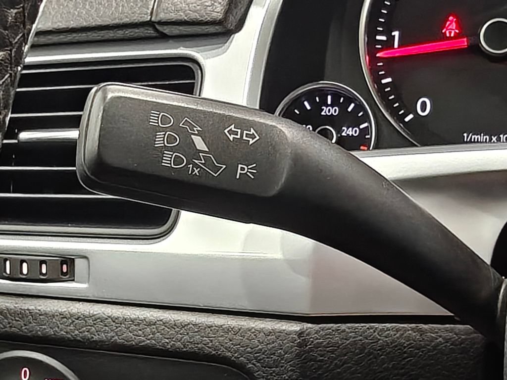 Used 2012 Volkswagen Touareg TDI AWD/4WD image 38