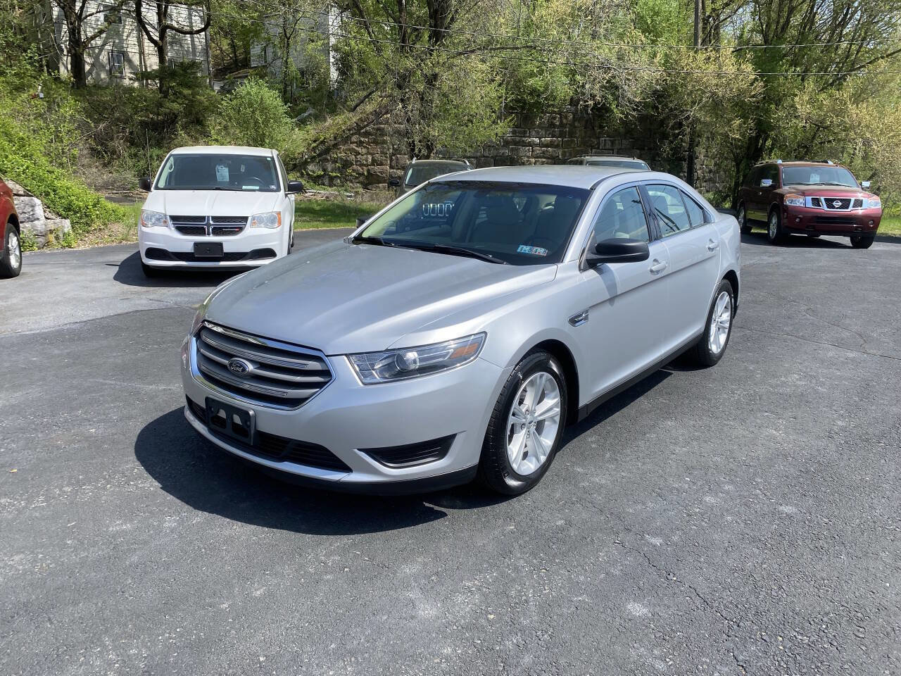 Used 2017 Ford Taurus SE image 1
