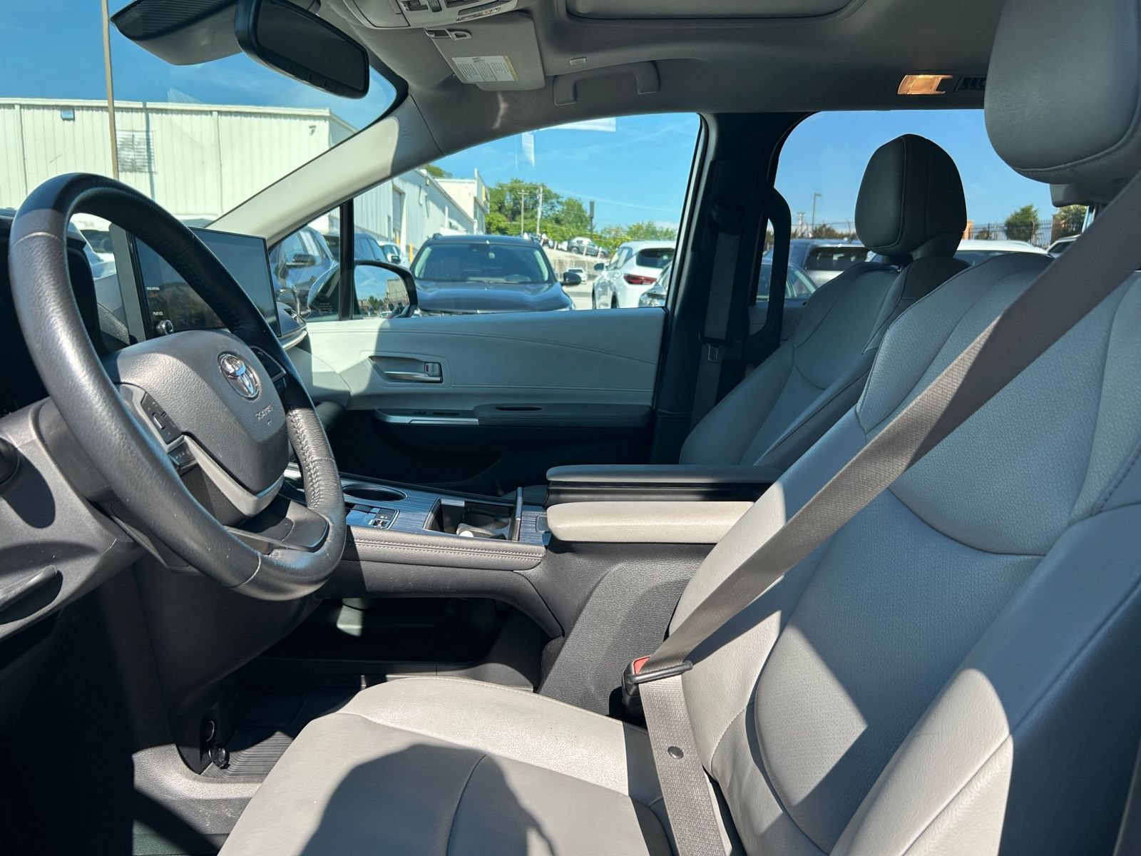Used 2025 Toyota Sienna XLE FWD image 25