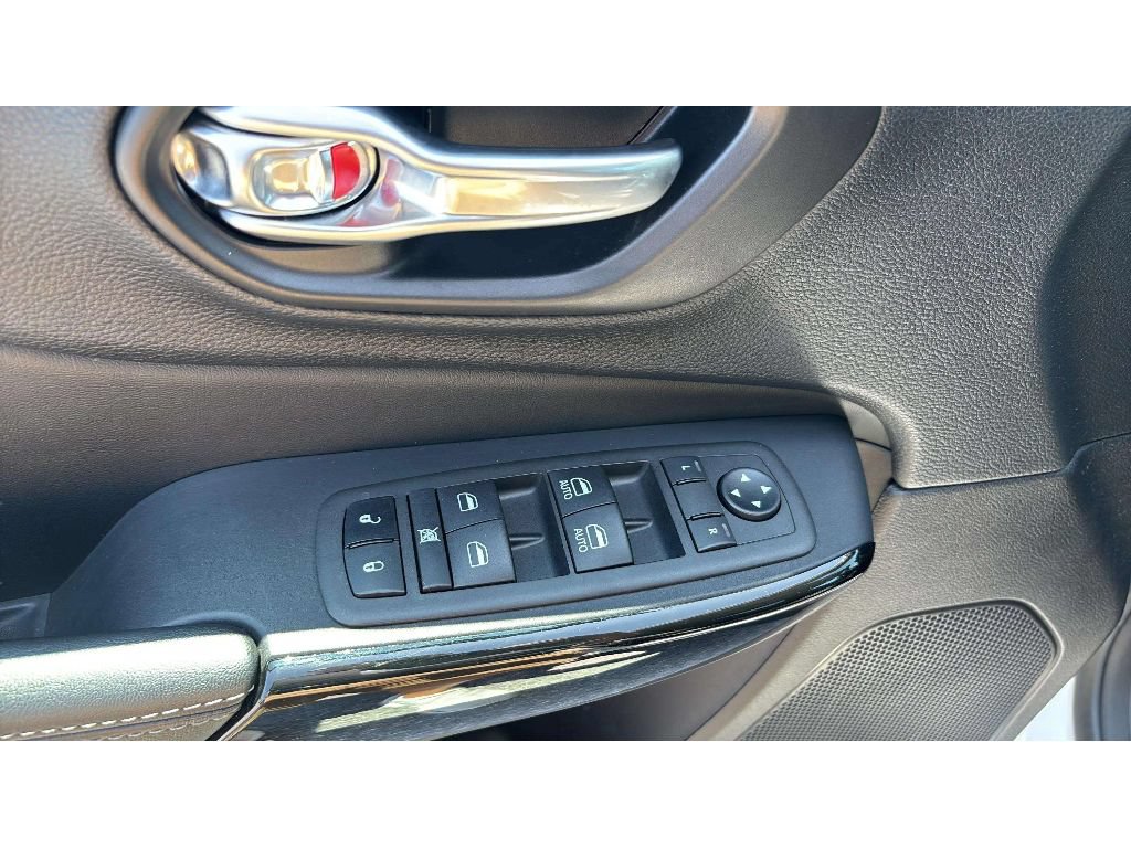 Used 2023 Jeep Cherokee Altitude Lux AWD/4WD image 19