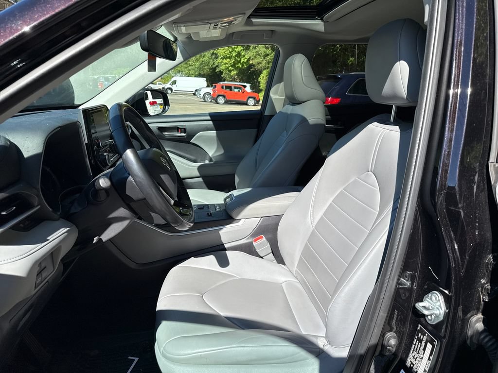 Used 2021 Toyota Highlander XLE AWD/4WD image 16
