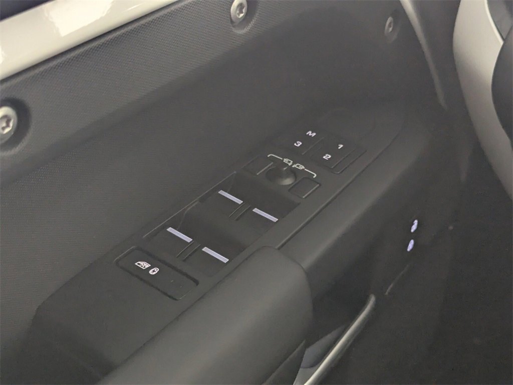 Used 2025 Land Rover Defender 110 S image 15
