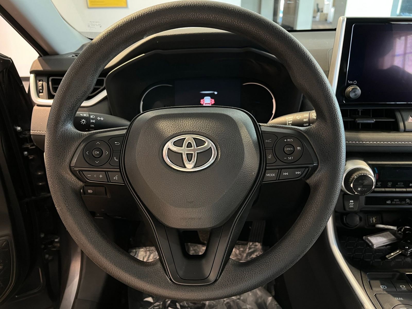 Used 2025 Toyota RAV4 LE image 28