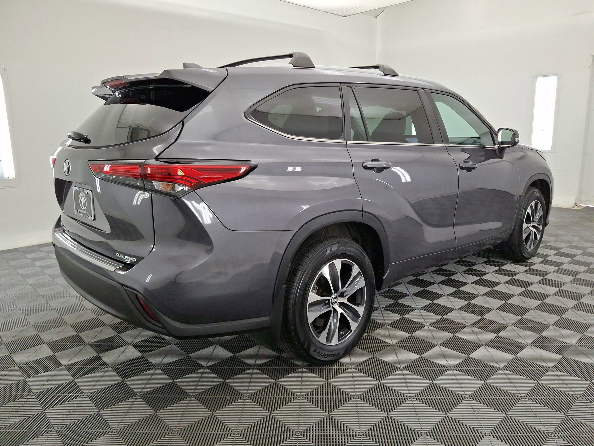 Used 2023 Toyota Highlander XLE AWD/4WD image 25