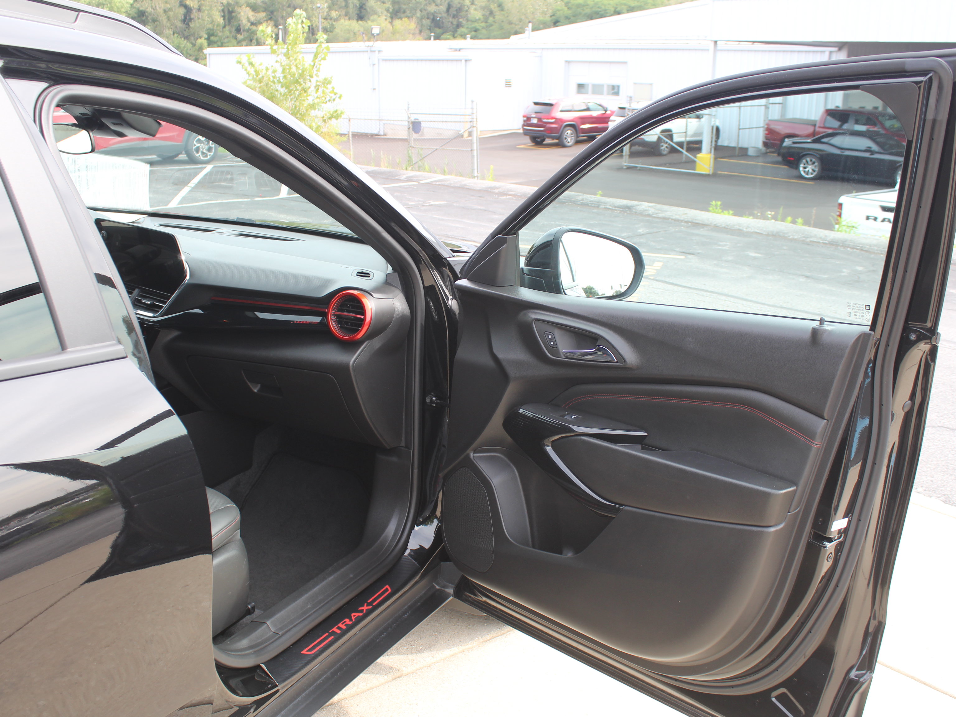 Used 2025 Chevrolet Trax RS FWD image 26