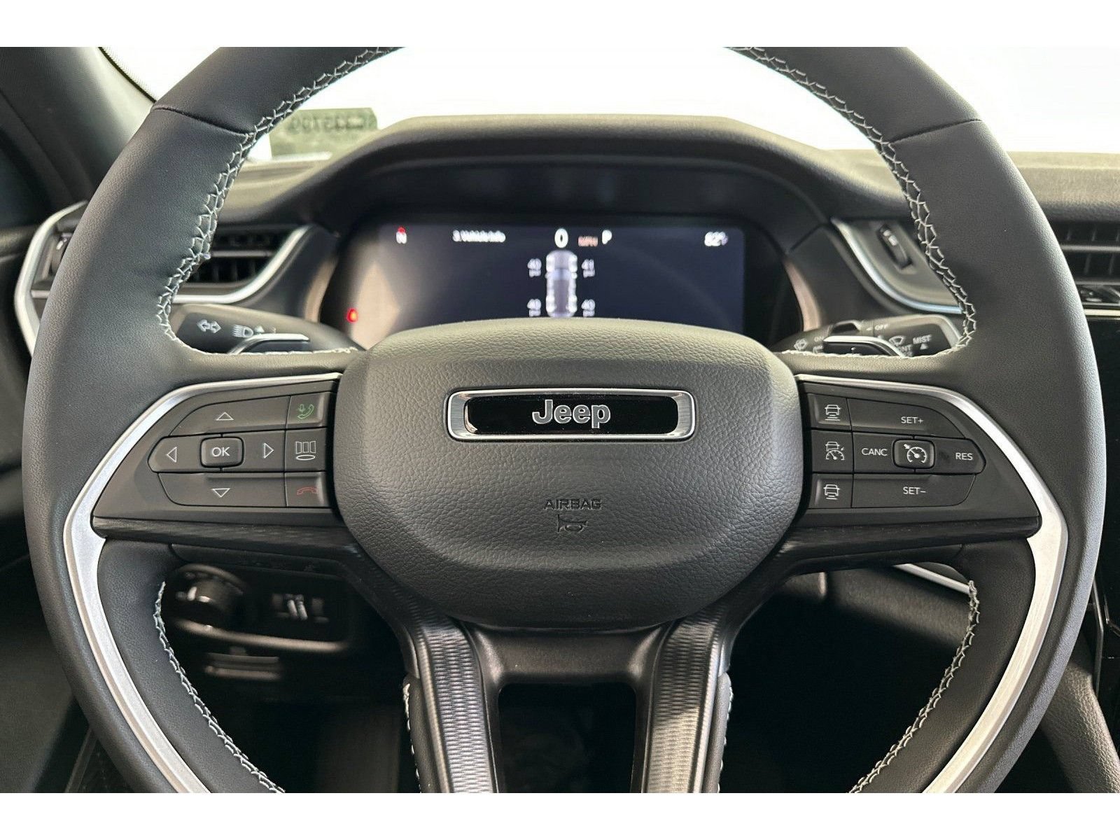 New 2025 Jeep Grand Cherokee Laredo w/ Luxury Tech Group I RWD image 24