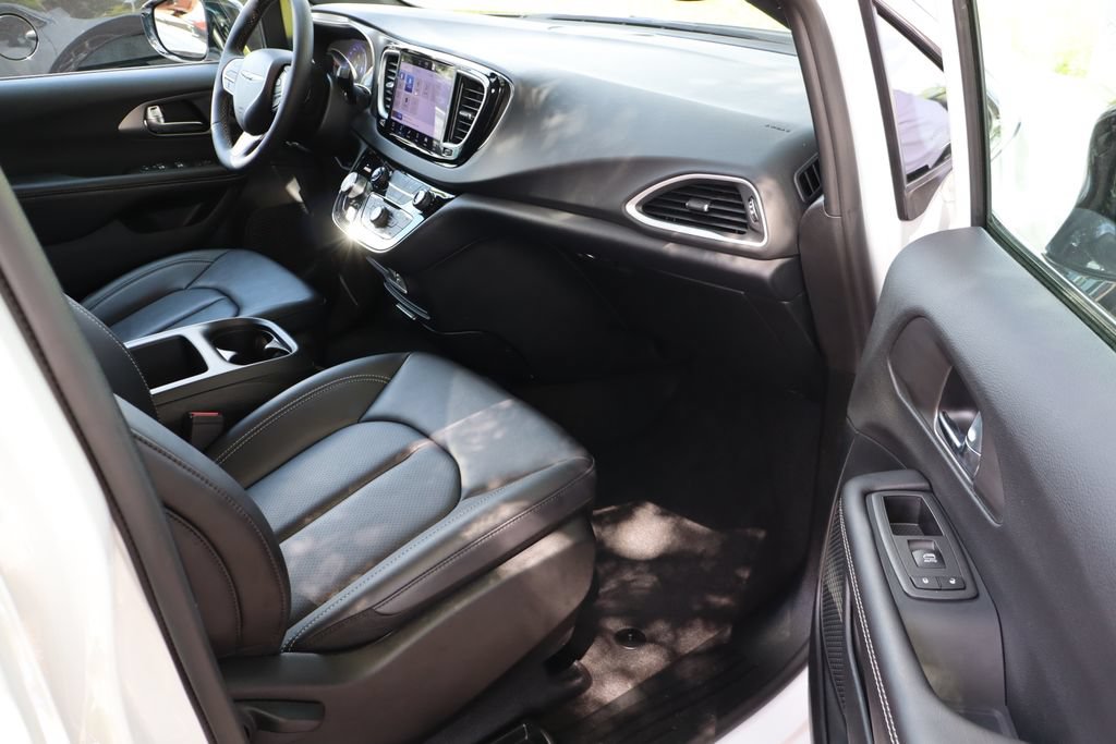 Used 2026 Chrysler Pacifica Select FWD image 51
