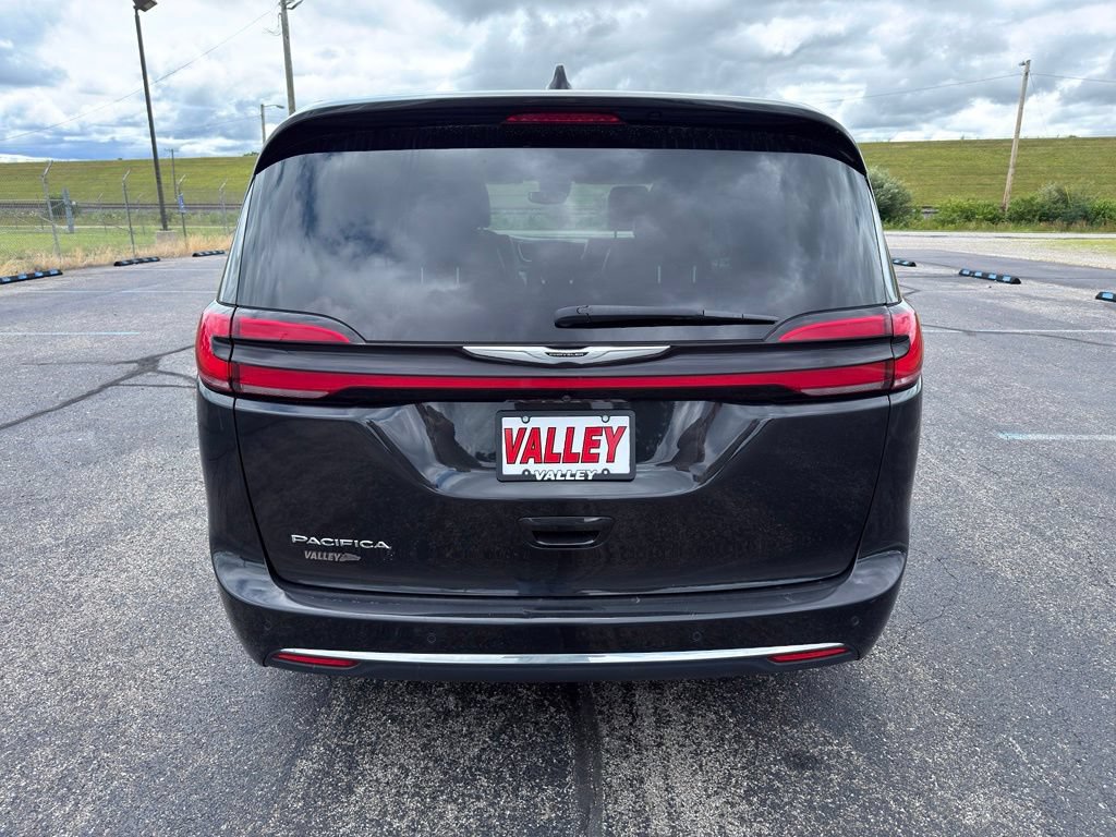 Used 2023 Chrysler Pacifica Touring-L FWD image 15