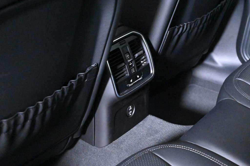 Certified 2025 Porsche Macan image 20