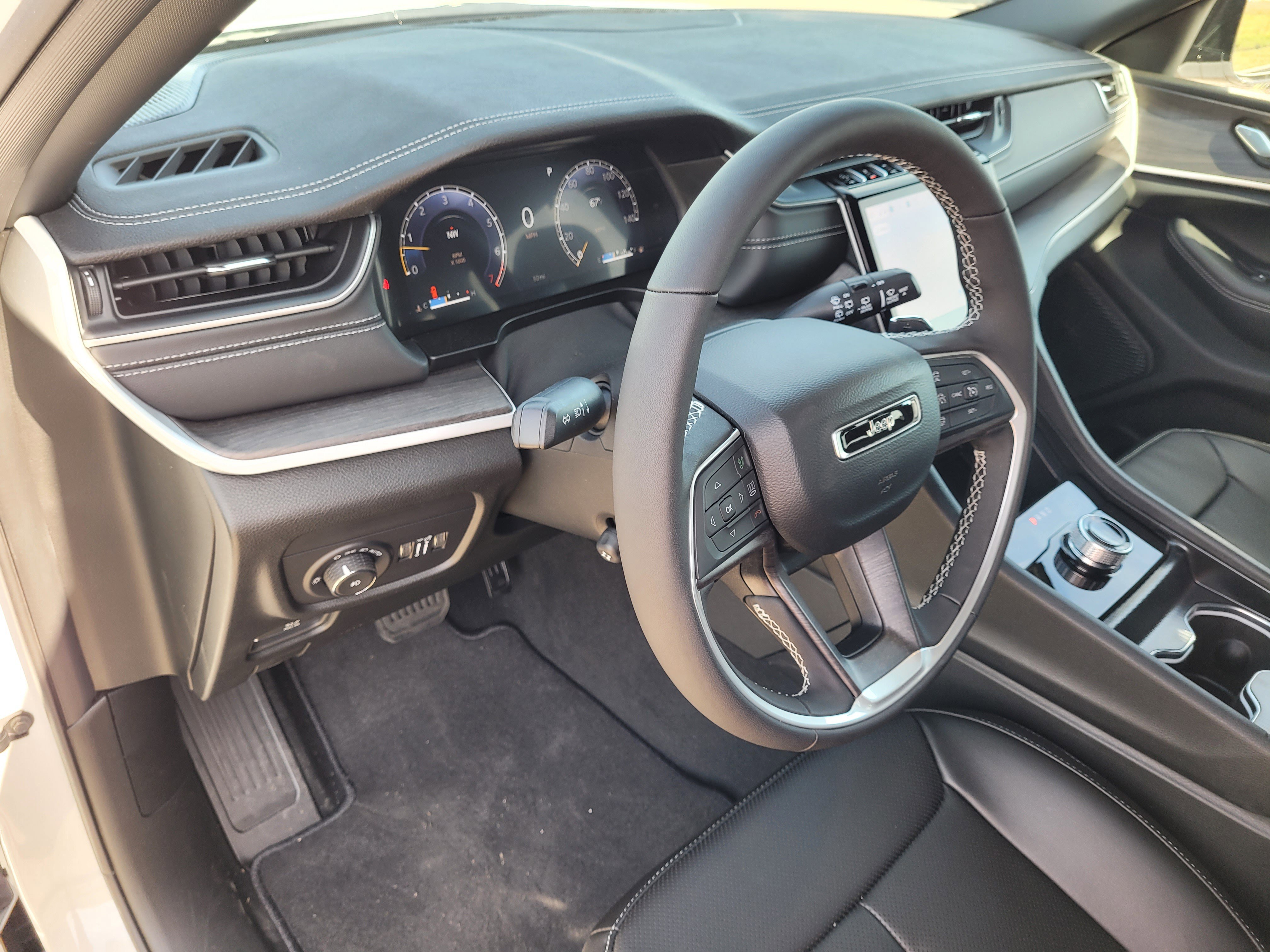 New 2025 Jeep Grand Cherokee Limited w/ Luxury Tech Group II RWD image 9