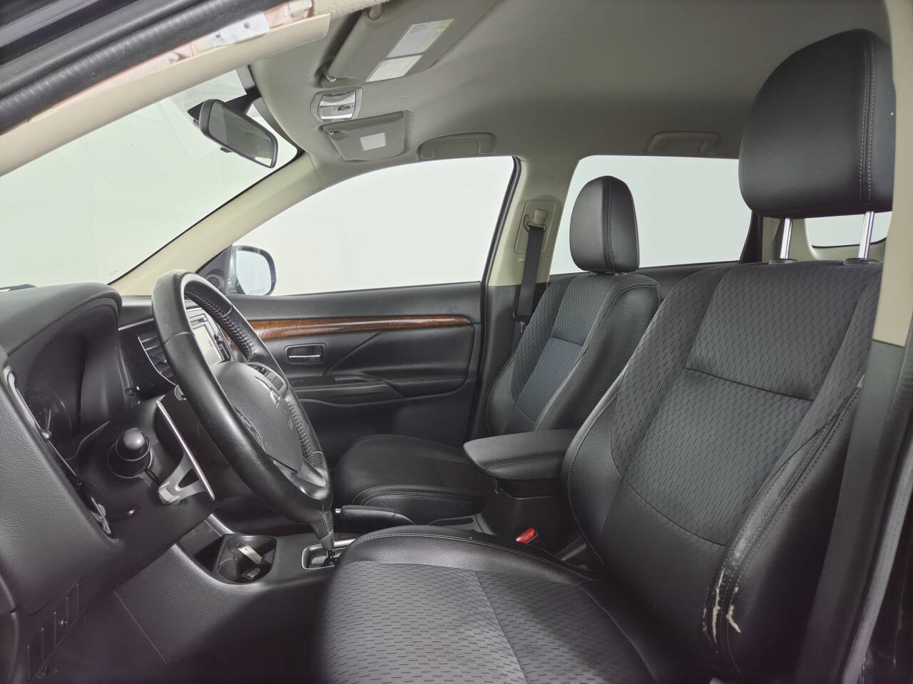 Used 2015 Mitsubishi Outlander GT AWD/4WD image 16