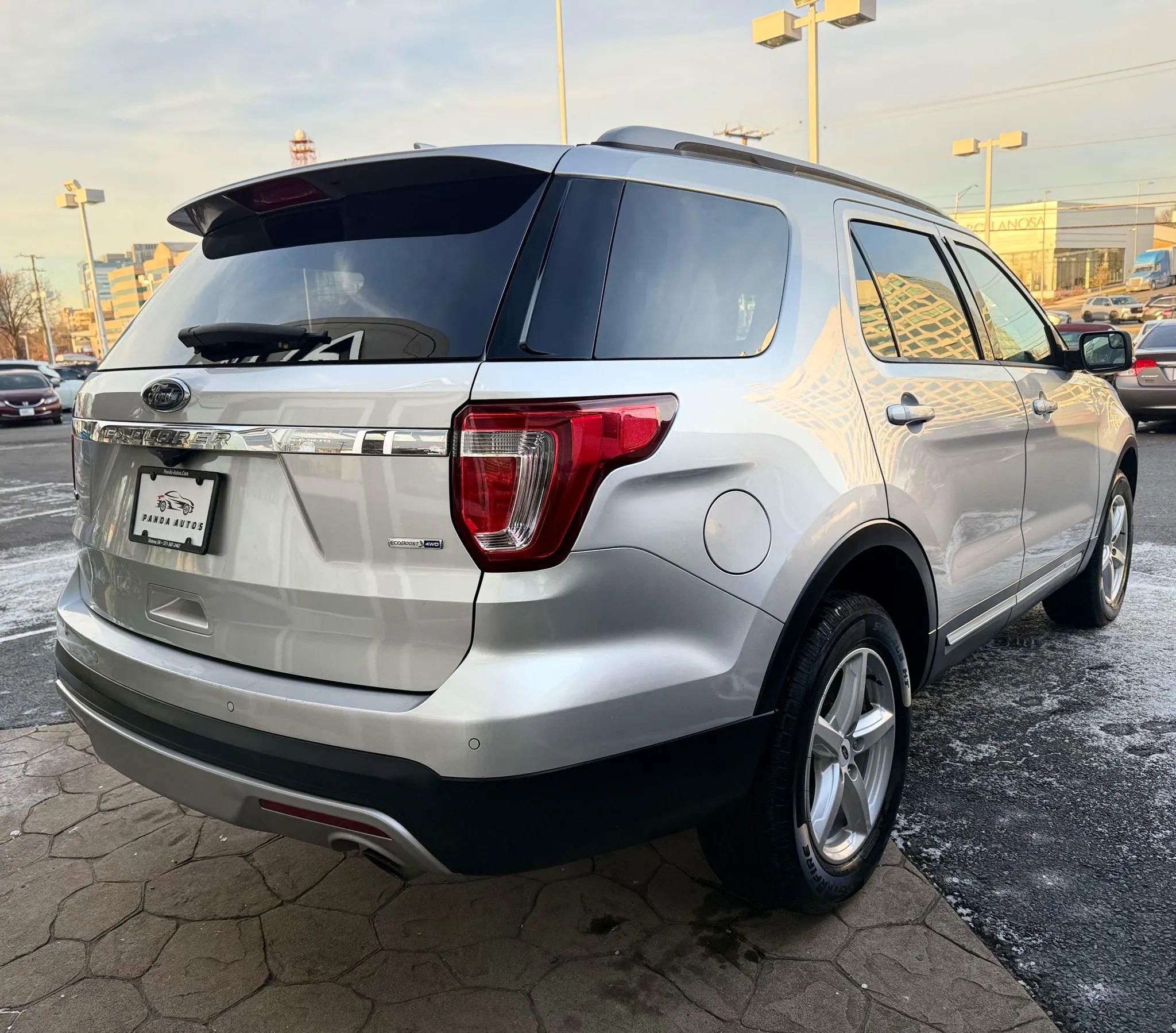 Used 2016 Ford Explorer XLT w/ Equipment Group 202A image 7