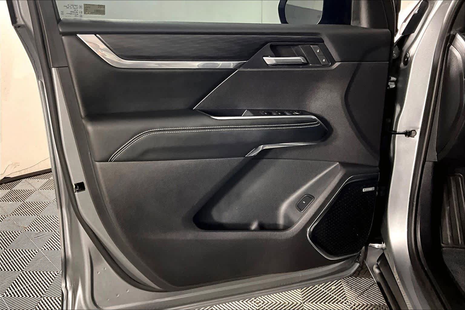 Used 2025 GMC Acadia Elevation w/ Elevation Premium Package FWD image 21