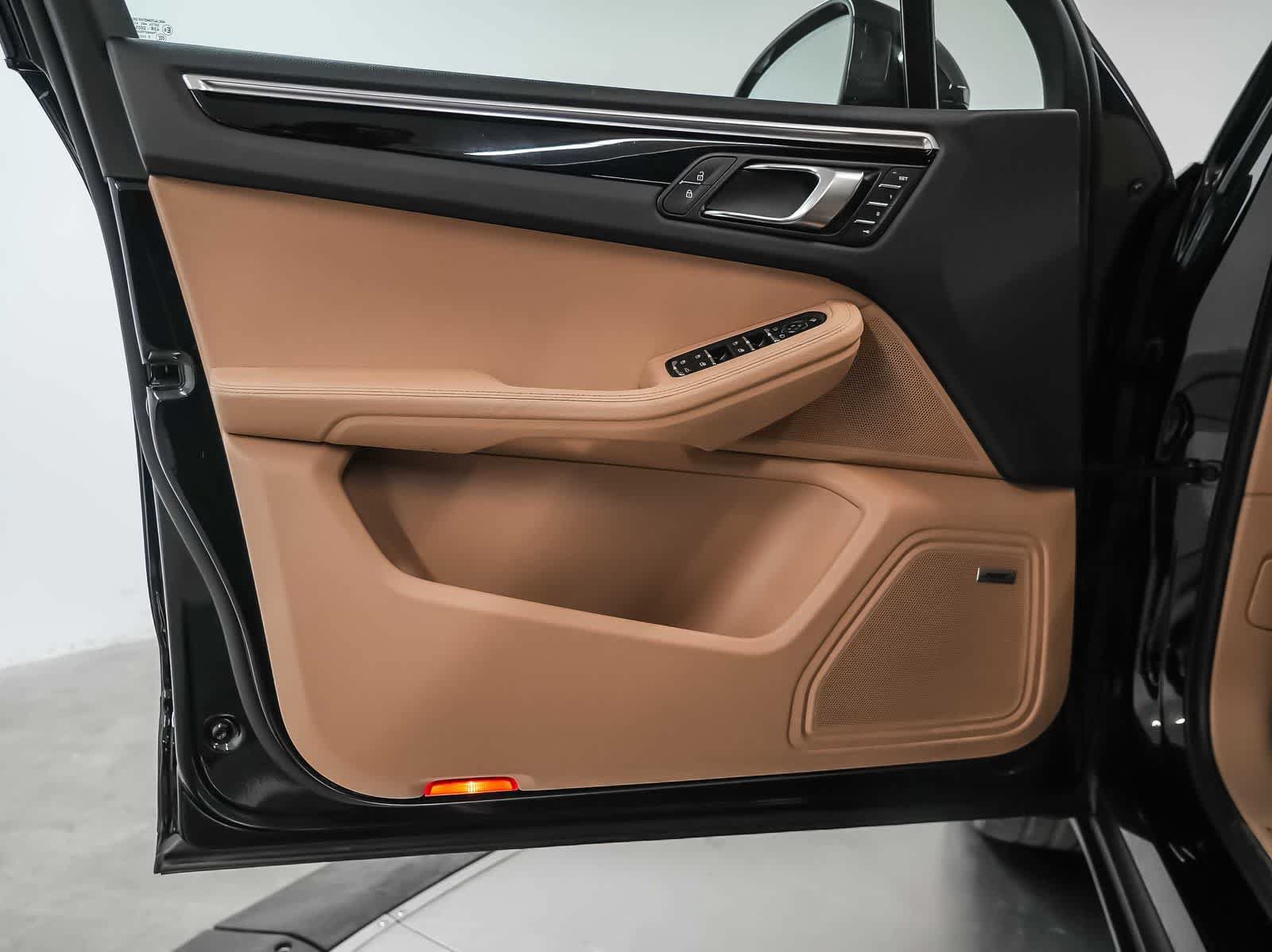 Certified 2023 Porsche Macan AWD/4WD image 20