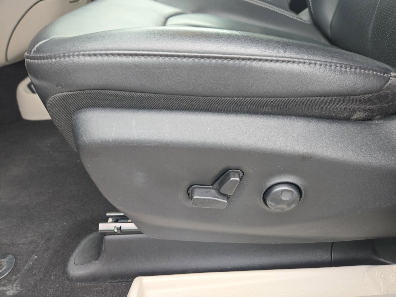 Used 2023 Chrysler Pacifica Touring-L FWD image 12