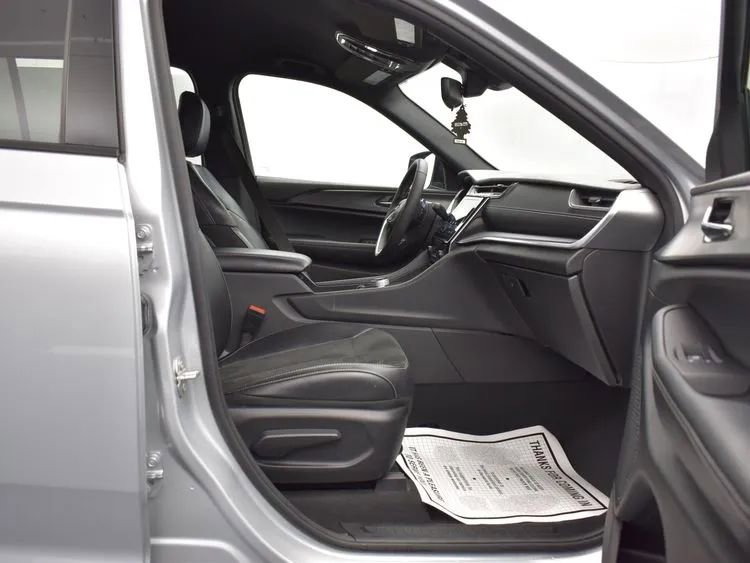 Used 2024 Jeep Grand Cherokee L Laredo image 17