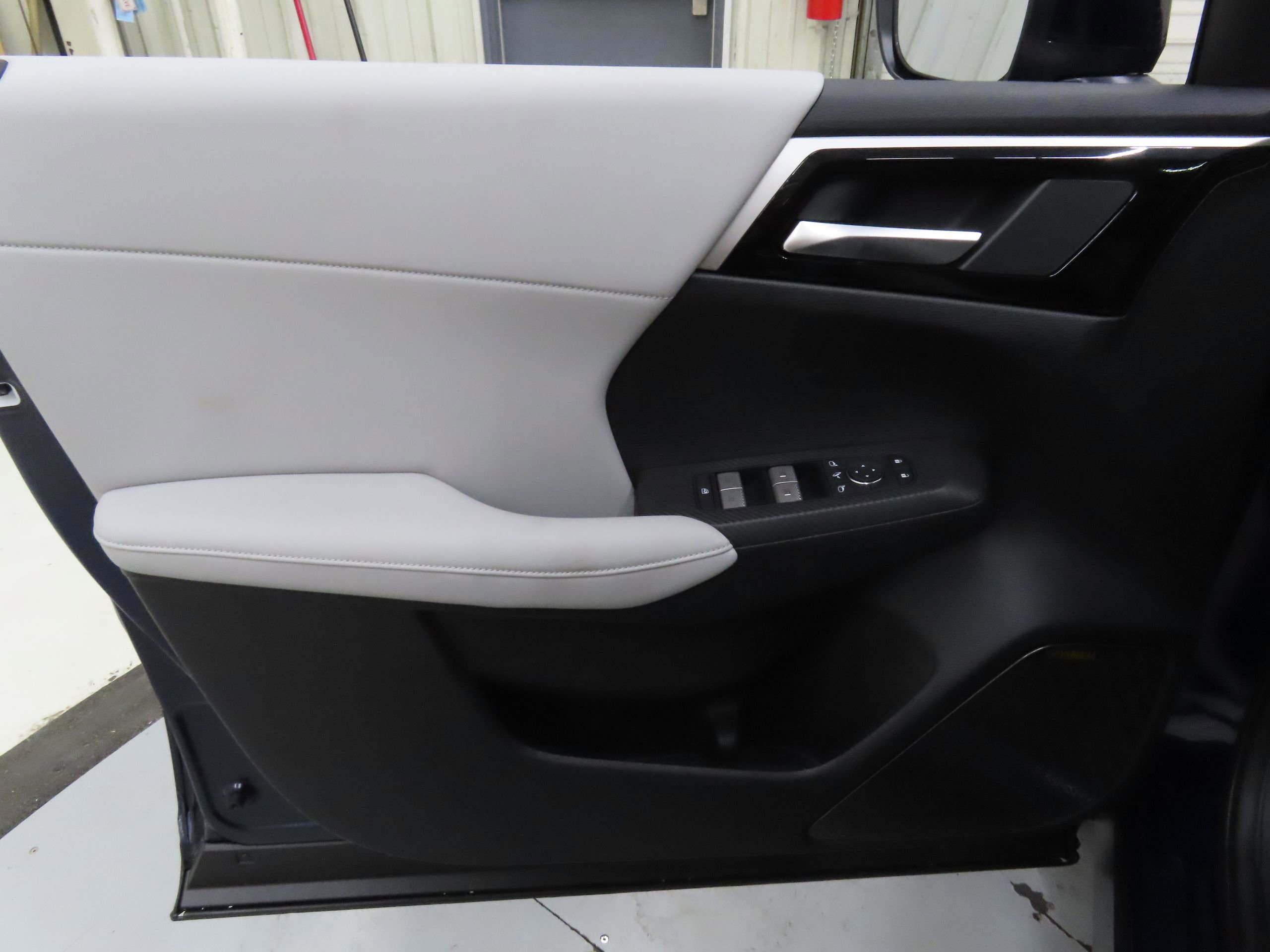 New 2025 Mitsubishi Outlander SE image 9