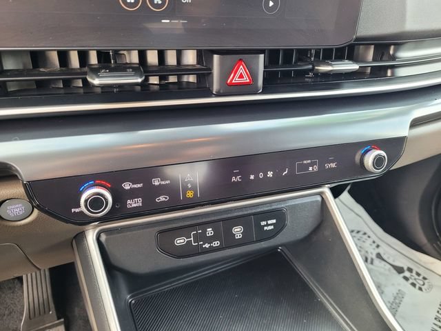 Used 2025 Kia Carnival LX FWD image 17