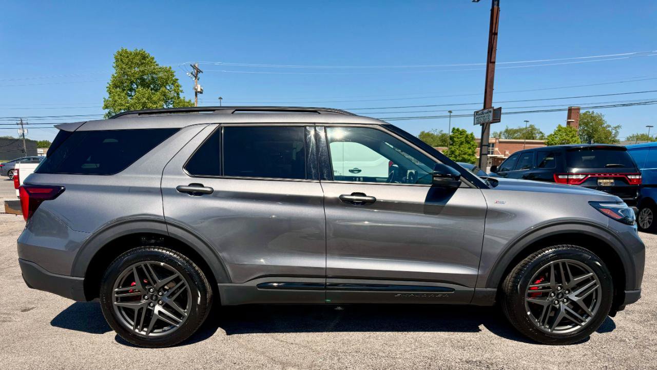 Used 2025 Ford Explorer ST-Line w/ ST-Line Street Pack AWD/4WD image 9