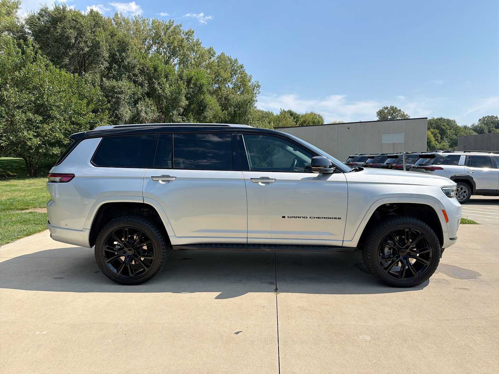 Used 2023 Jeep Grand Cherokee L Summit w/ Advanced Protech Group IV AWD/4WD image 7