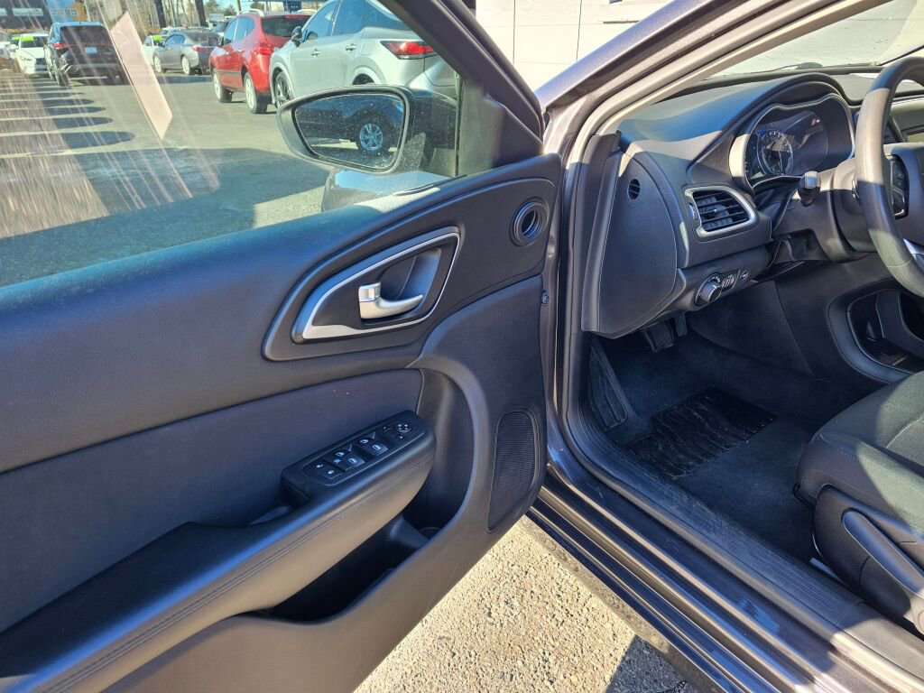 Used 2015 Chrysler 200 LX FWD image 17