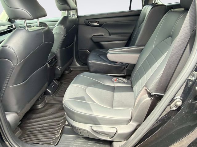Used 2023 Toyota Highlander XLE AWD/4WD image 15