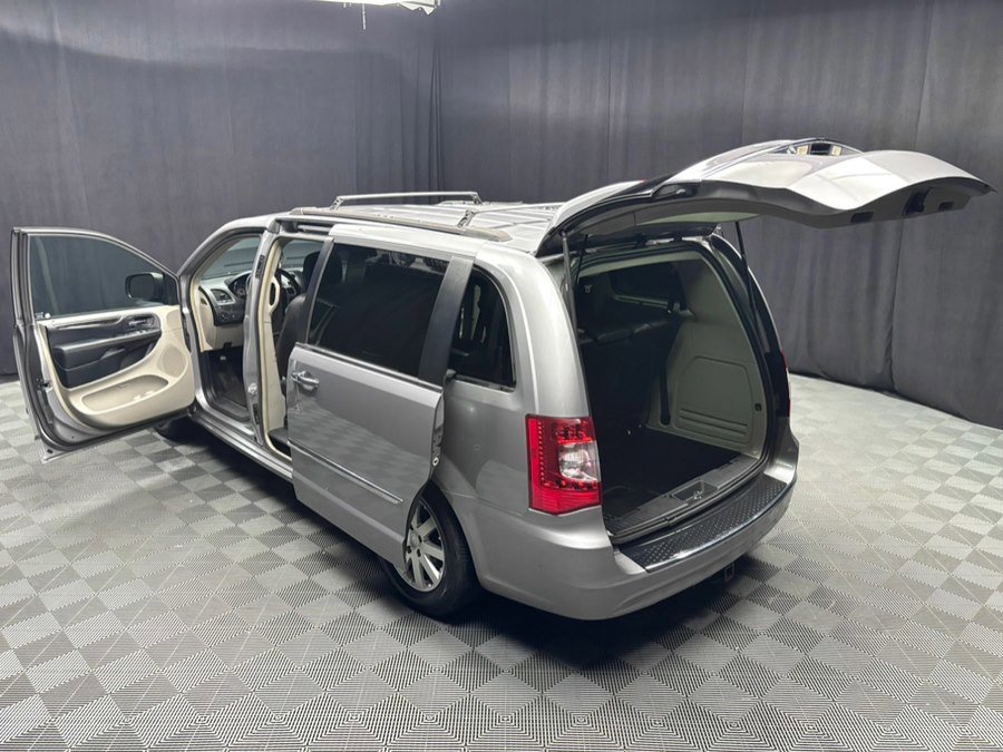 Used 2016 Chrysler Town & Country Touring w/ Driver Convenience Group image 19