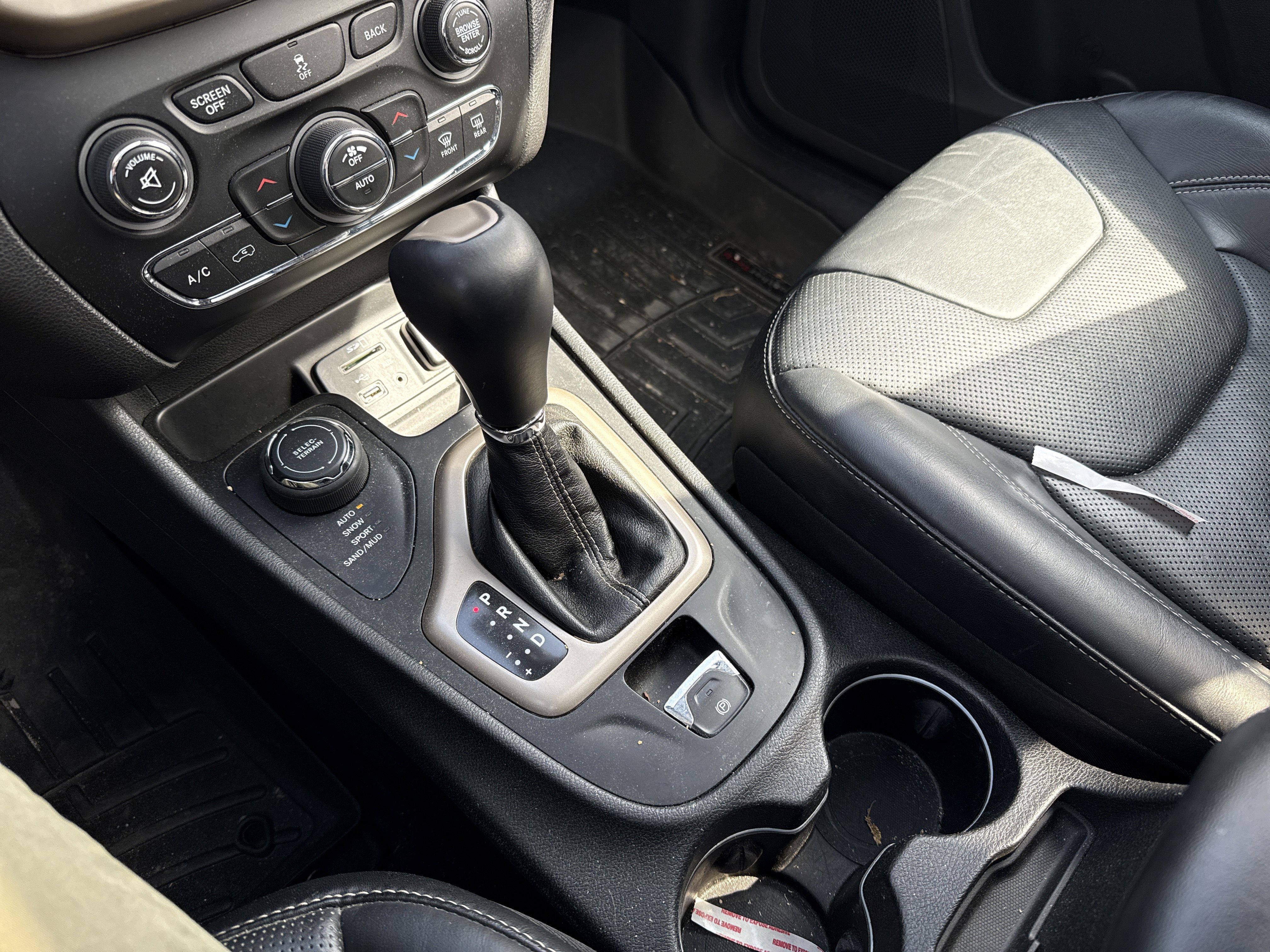 Used 2014 Jeep Cherokee Limited w/ Technology Group image 25