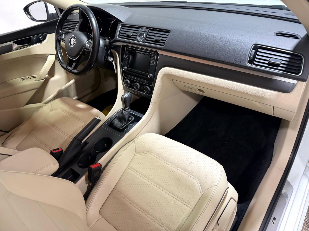 Used 2017 Volkswagen Passat 1.8T R-Line image 13