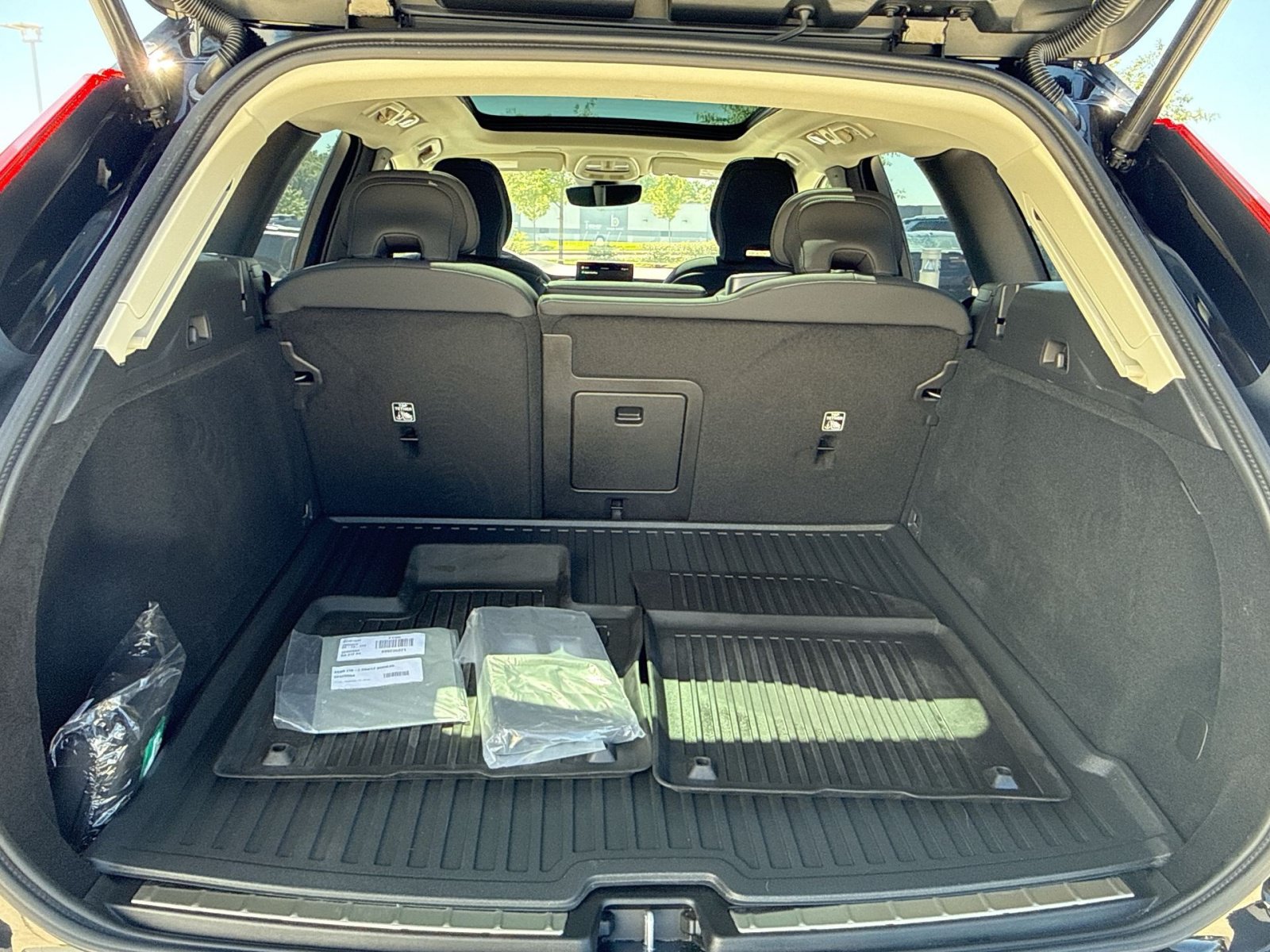 New 2026 Volvo XC60 B5 Plus w/ Protection Package Premier AWD/4WD image 25