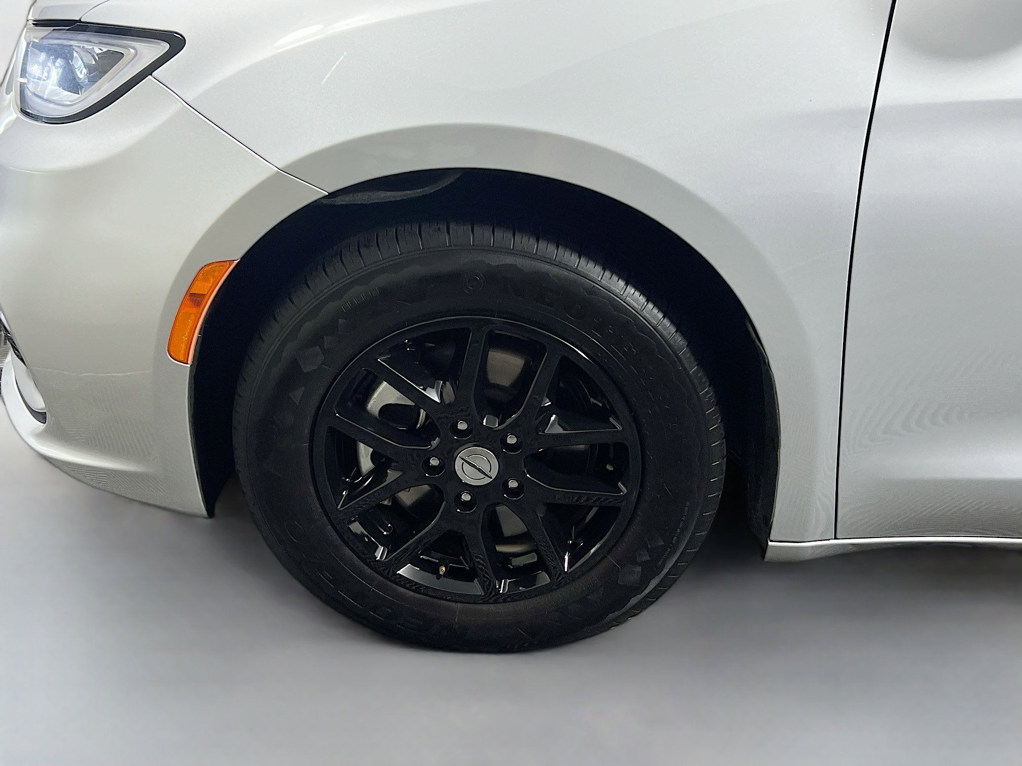 Used 2024 Chrysler Pacifica Touring-L image 13