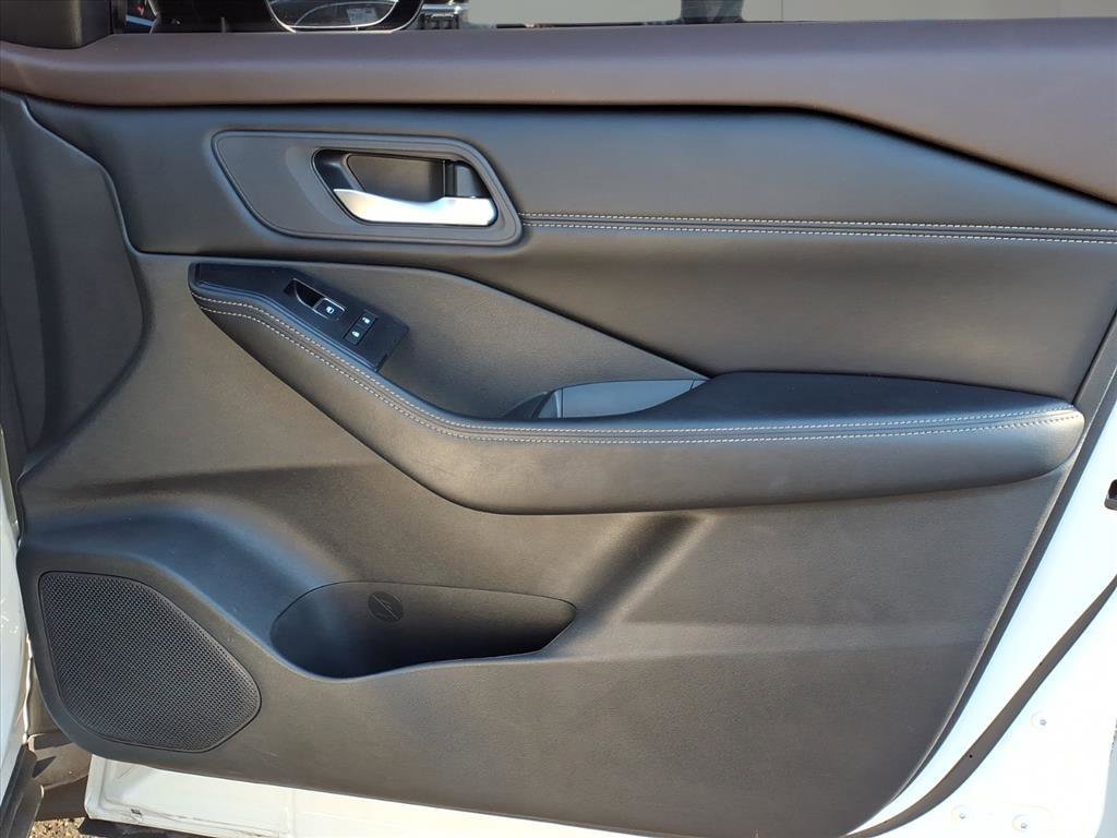 Used 2023 Nissan Rogue SL w/ SL Premium Package image 5