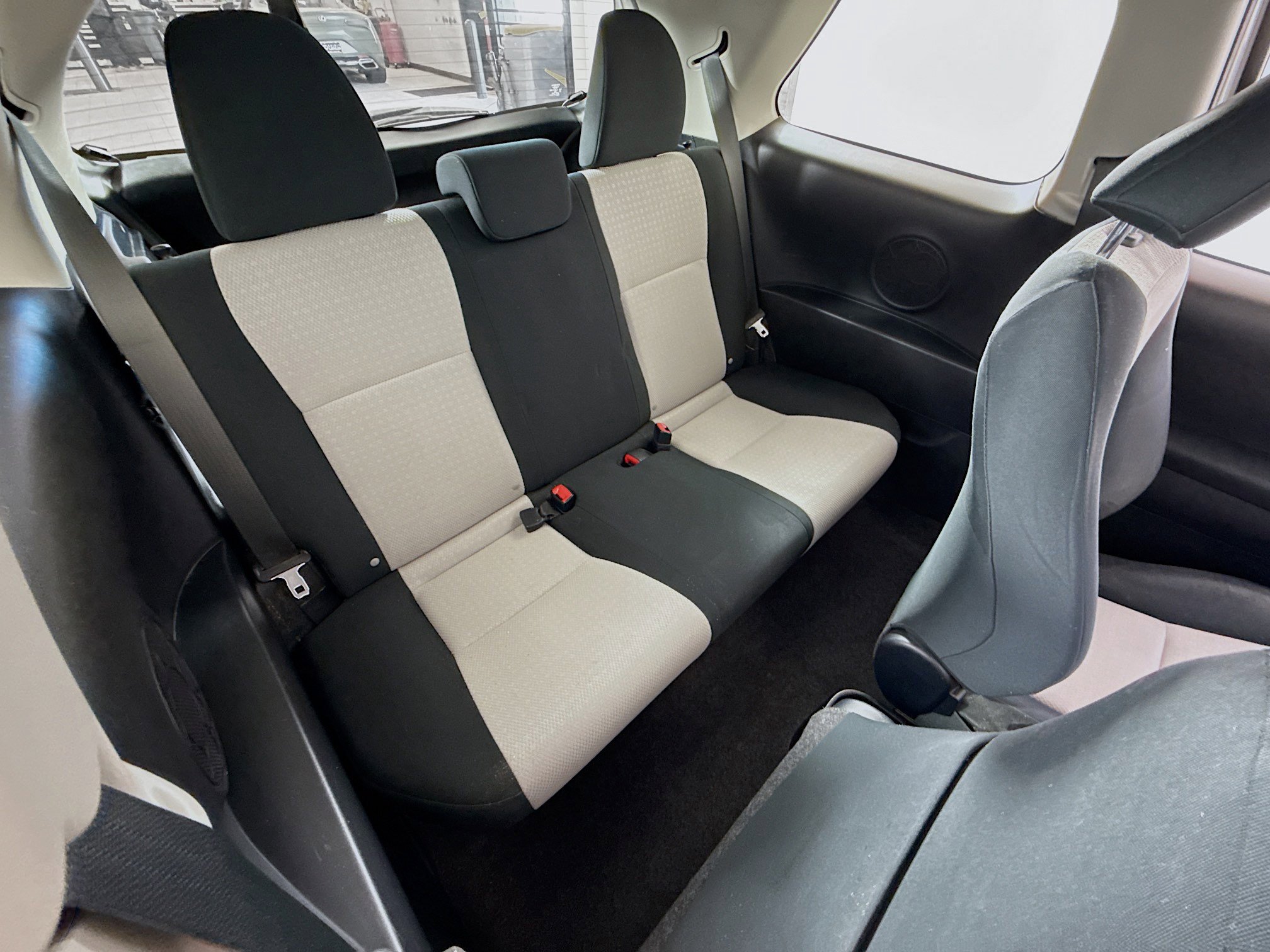 Used 2014 Toyota Yaris L image 22