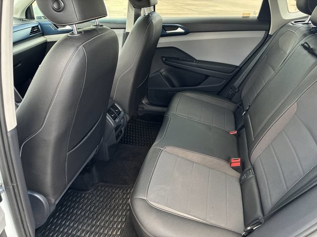 Used 2024 Volkswagen Taos SE w/ Panoramic Sunroof Package FWD image 10