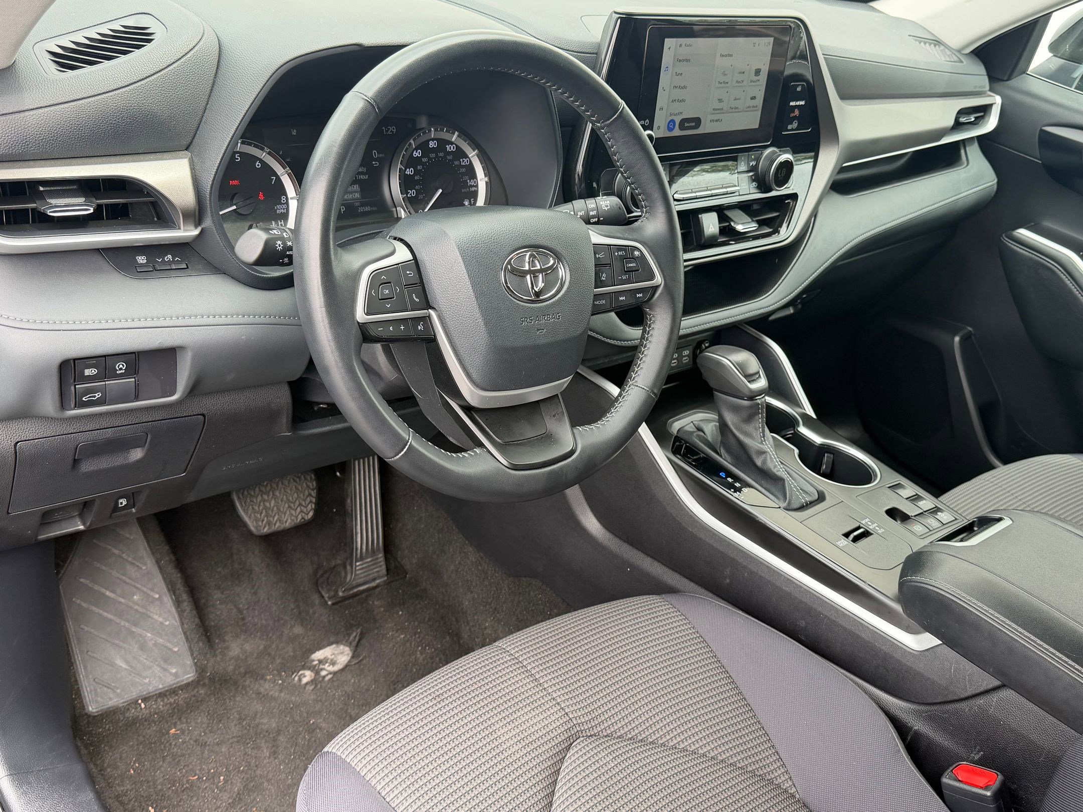 Used 2025 Toyota Highlander LE image 4