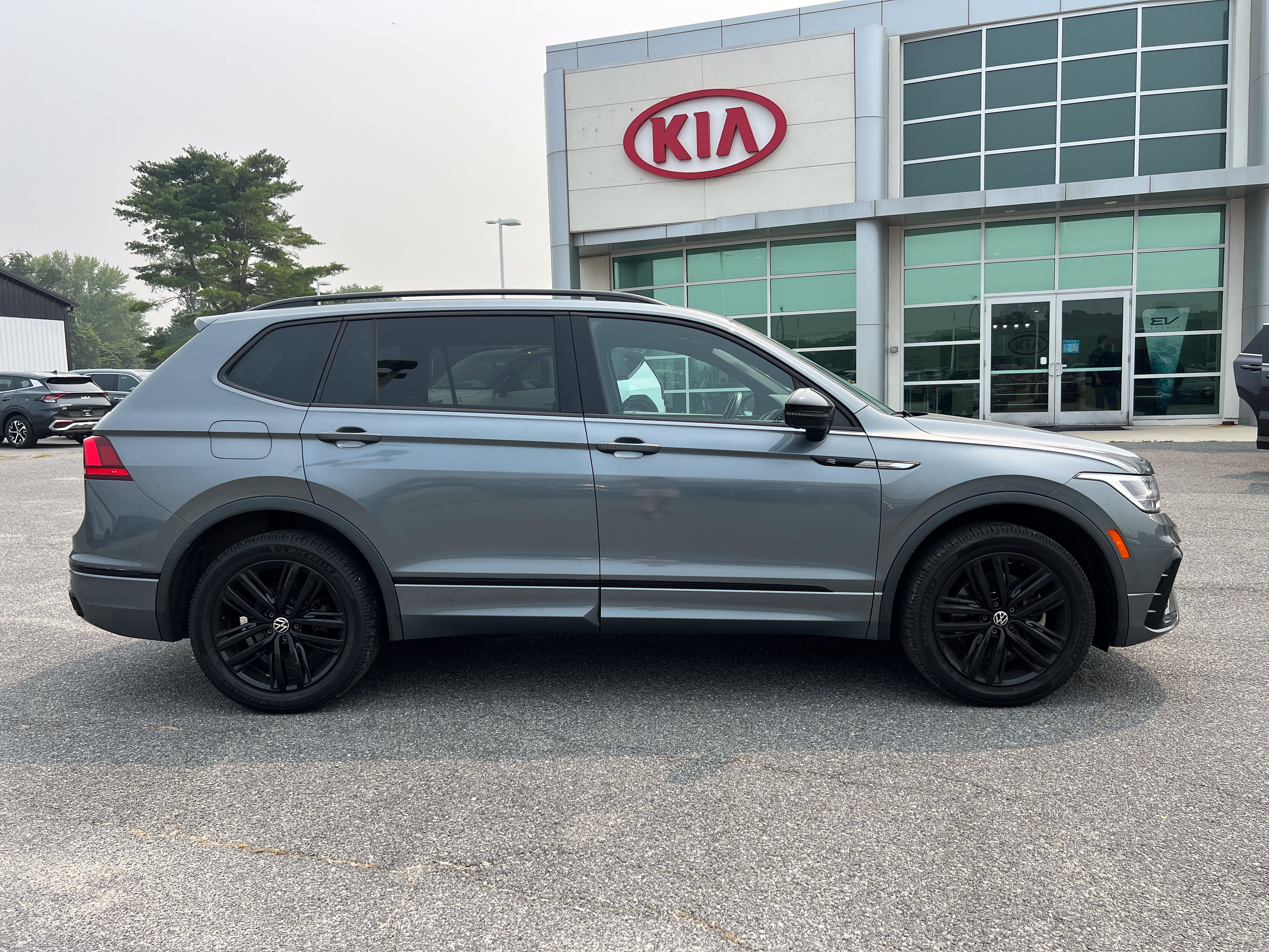 Used 2022 Volkswagen Tiguan SE R-Line AWD/4WD image 7